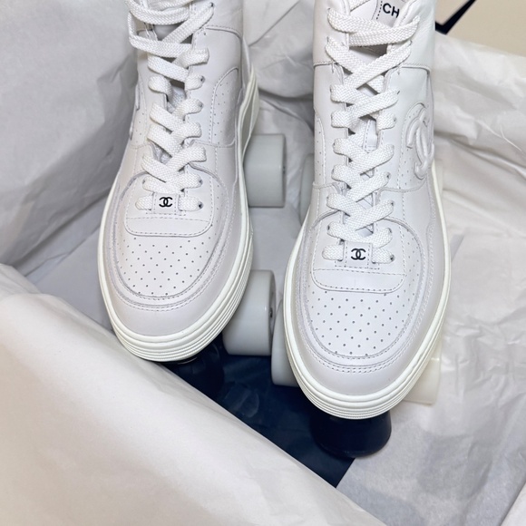 CHANEL 24C White CC Hightop Roller skates Complete Set Size 38 - Picture 12 of 16